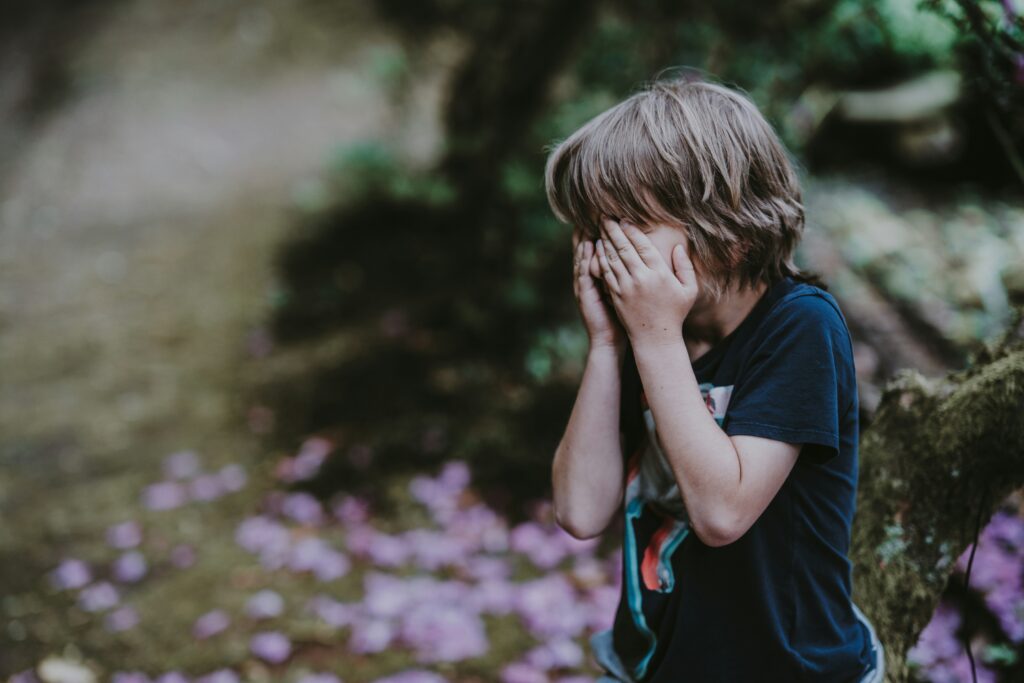 un enfant qui pleure