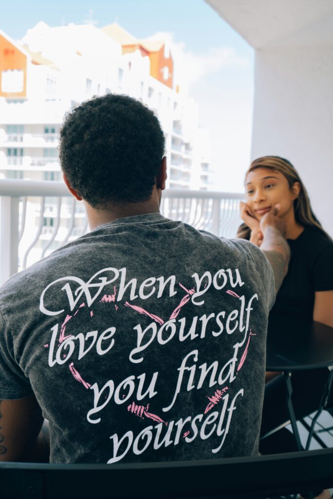 un homme porte un T shirt qui prône l'amour de soi