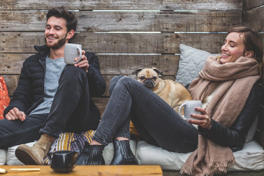 un couple souriant et détendu